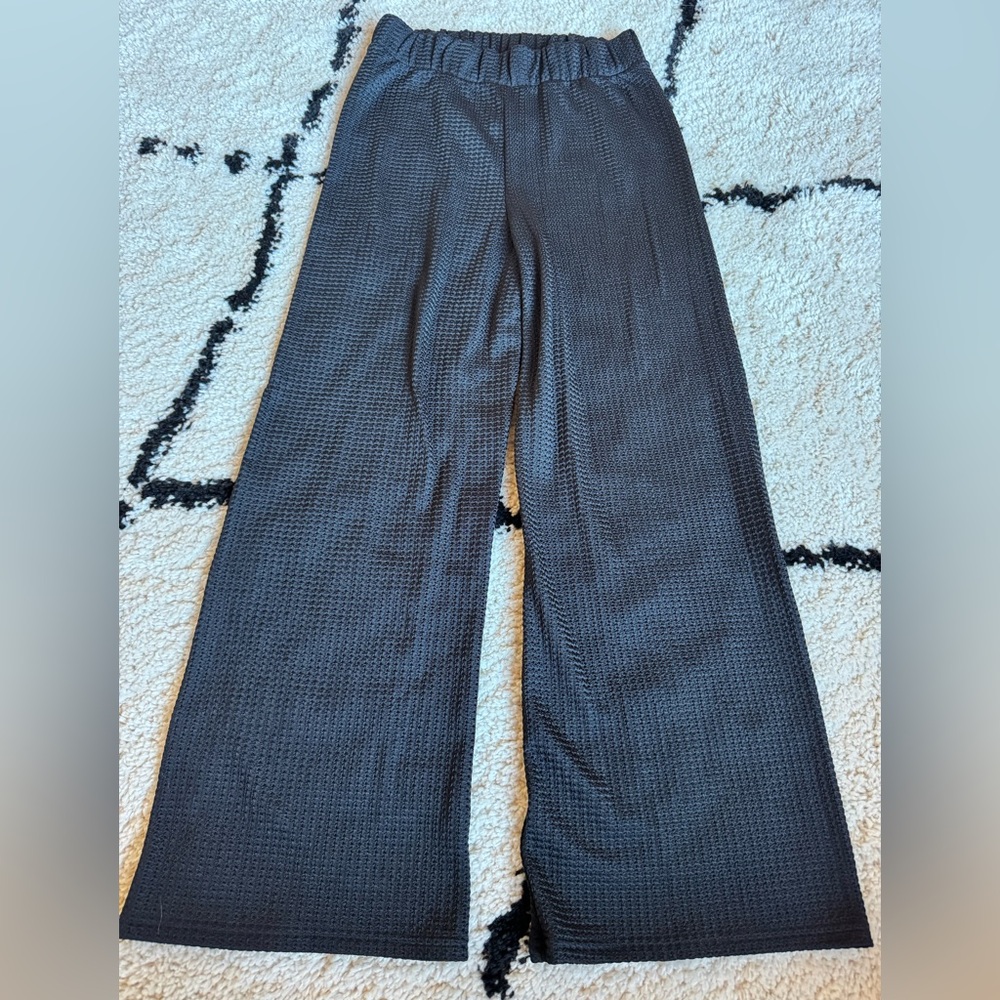 Francesca’s Elegant Black Wide-Leg Pants